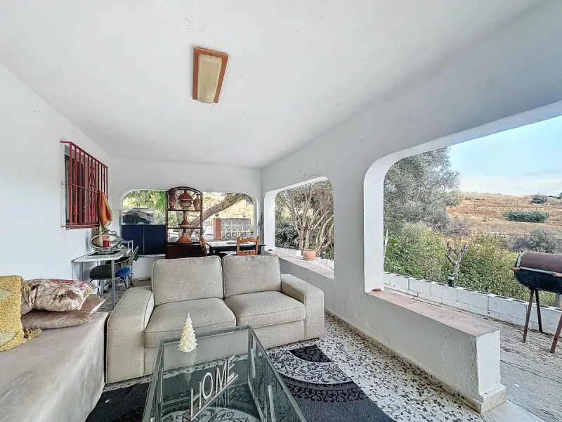Located in the charming area of Seghers, in Estepona, this large rustic estate of 2,760 m² offers a unique opportunity to enjoy the tranquility of the countryside without giving up the proximity of essential services.