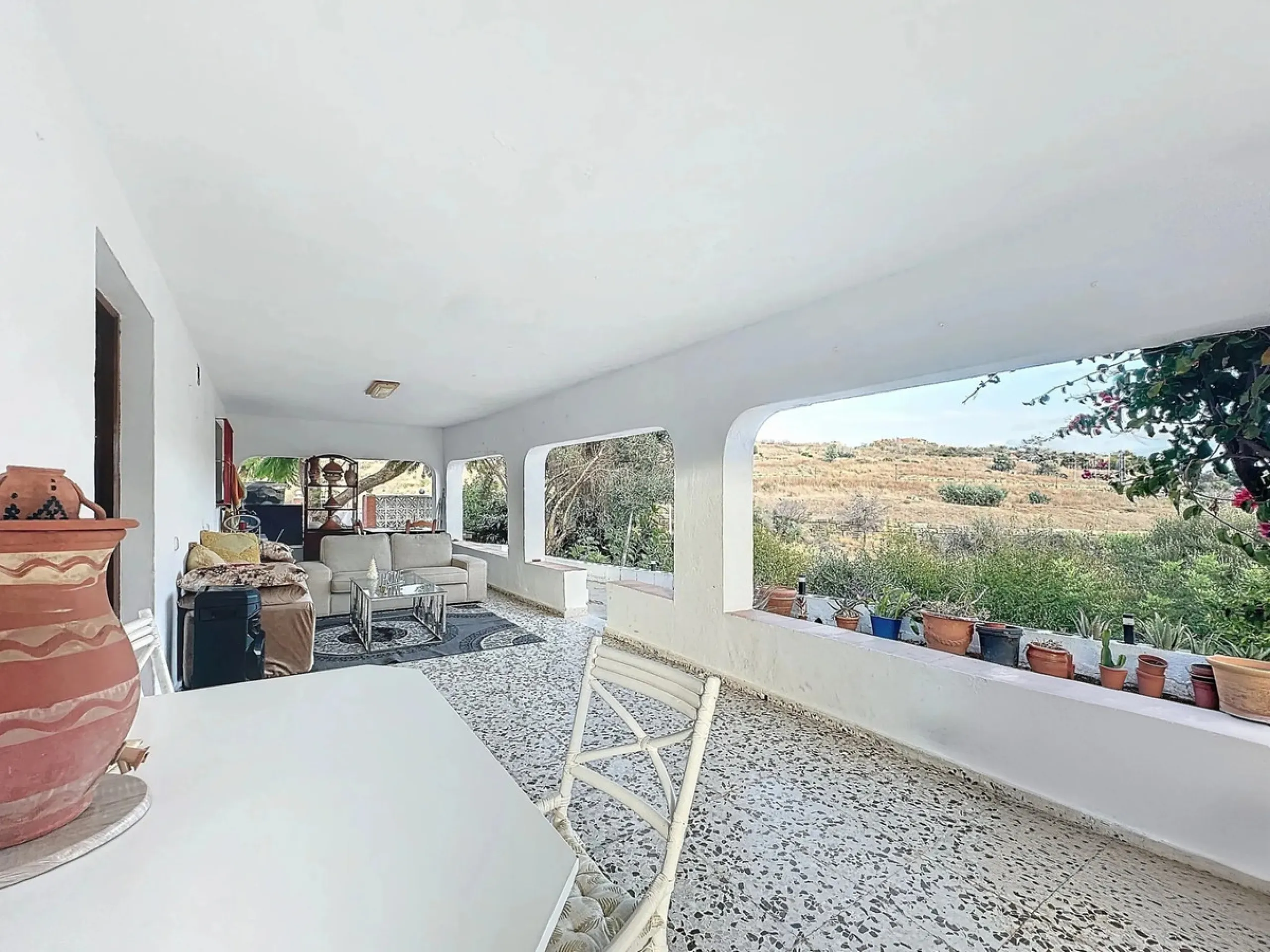 Located in the charming area of Seghers, in Estepona, this large rustic estate of 2,760 m² offers a unique opportunity to enjoy the tranquility of the countryside without giving up the proximity of essential services.