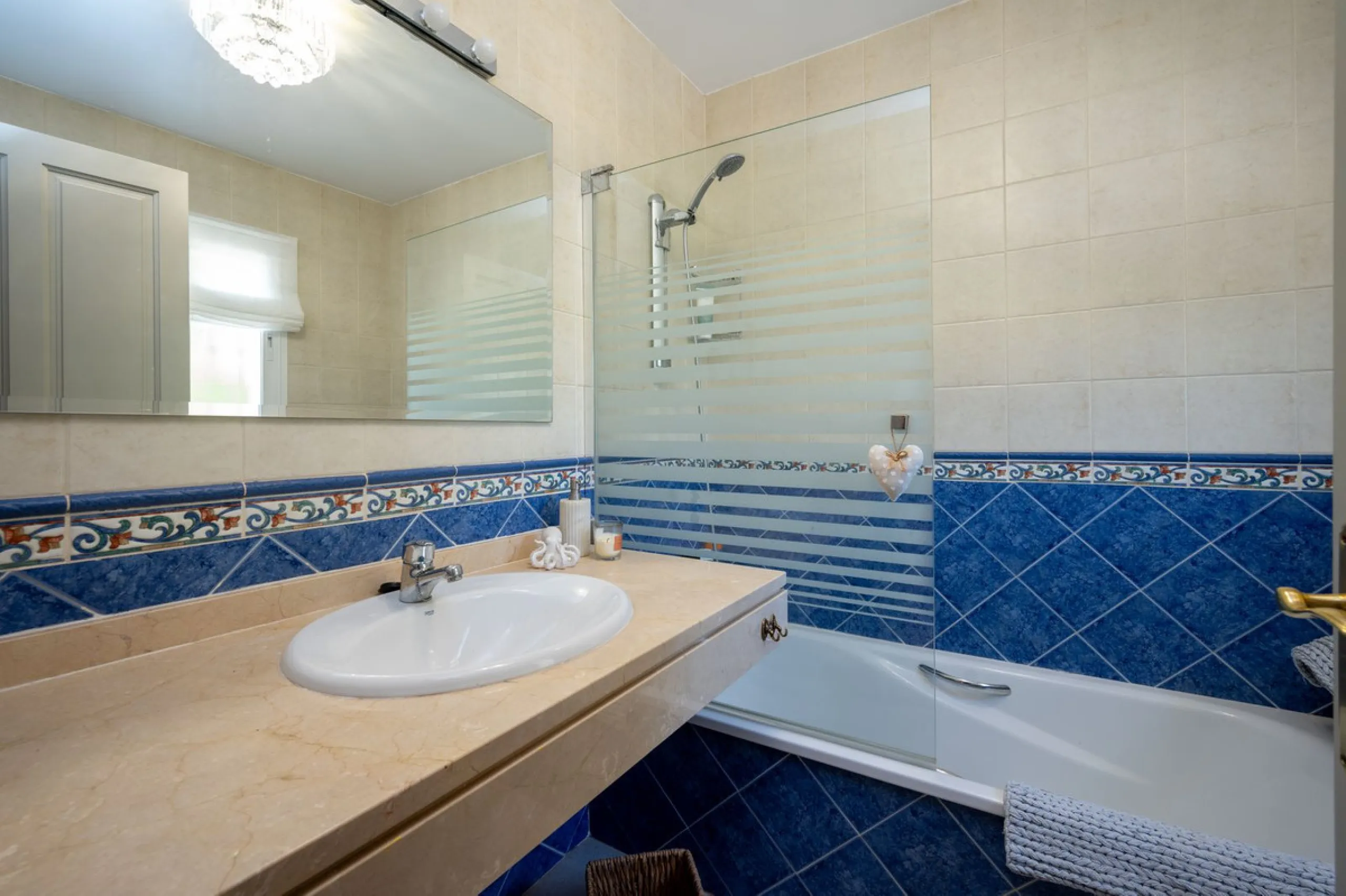 Beautiful detached villa in the outskirts of Coín set on a generous plot with a private pool and landscaped gardens, perfect for enjoying the Mediterranean lifestyle. Originally designed with 3 bedrooms, the property now offers 2 spacious bedrooms: one on