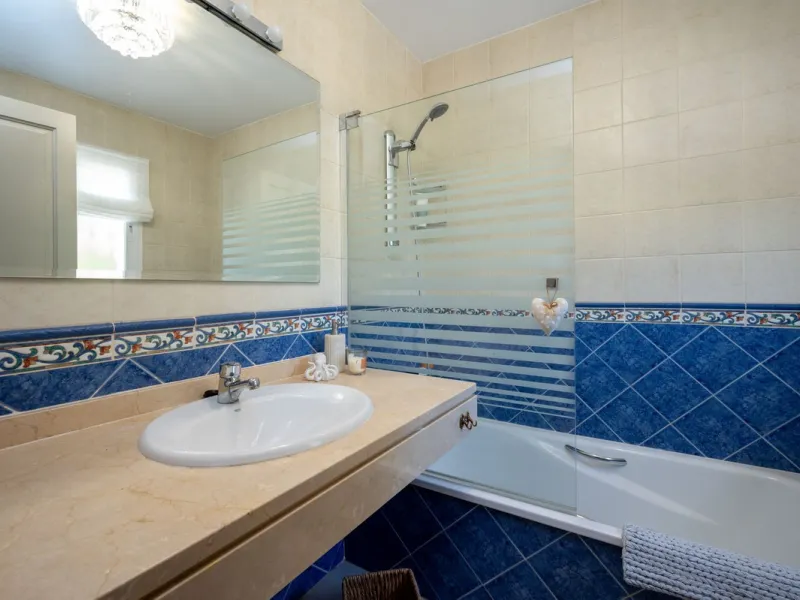 Beautiful detached villa in the outskirts of Coín set on a generous plot with a private pool and landscaped gardens, perfect for enjoying the Mediterranean lifestyle. Originally designed with 3 bedrooms, the property now offers 2 spacious bedrooms: one on
