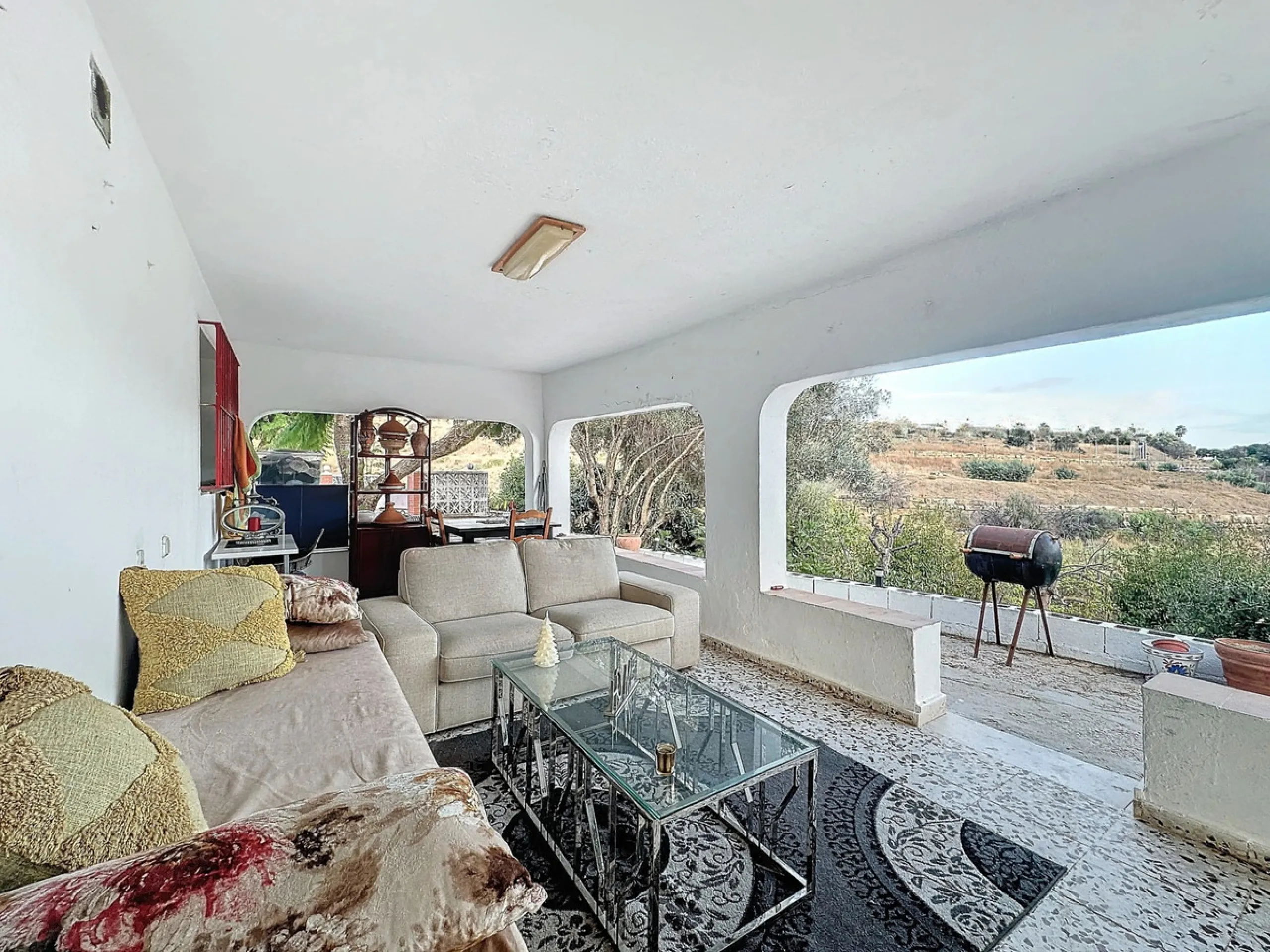 Located in the charming area of Seghers, in Estepona, this large rustic estate of 2,760 m² offers a unique opportunity to enjoy the tranquility of the countryside without giving up the proximity of essential services.