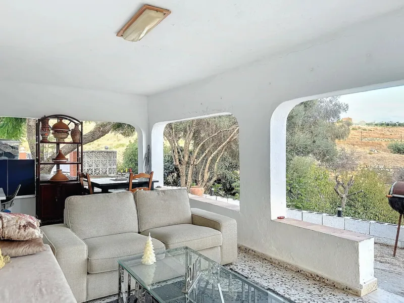Located in the charming area of Seghers, in Estepona, this large rustic estate of 2,760 m² offers a unique opportunity to enjoy the tranquility of the countryside without giving up the proximity of essential services.