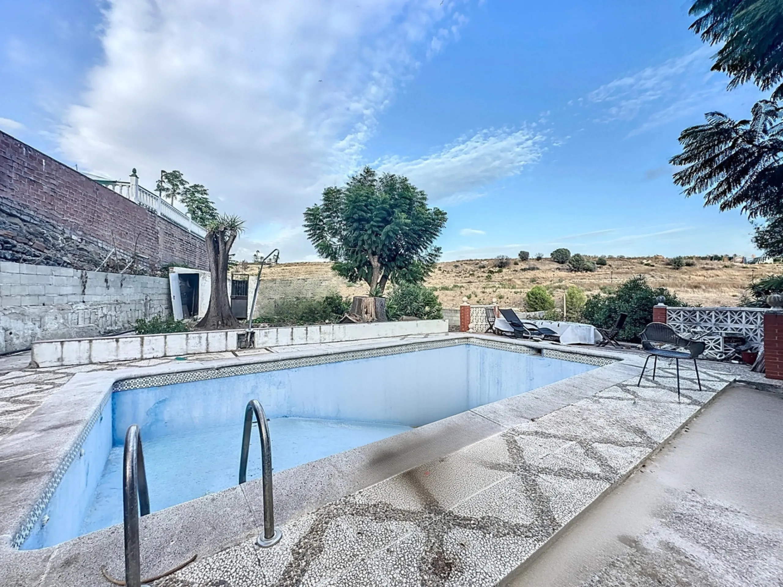 Located in the charming area of Seghers, in Estepona, this large rustic estate of 2,760 m² offers a unique opportunity to enjoy the tranquility of the countryside without giving up the proximity of essential services.