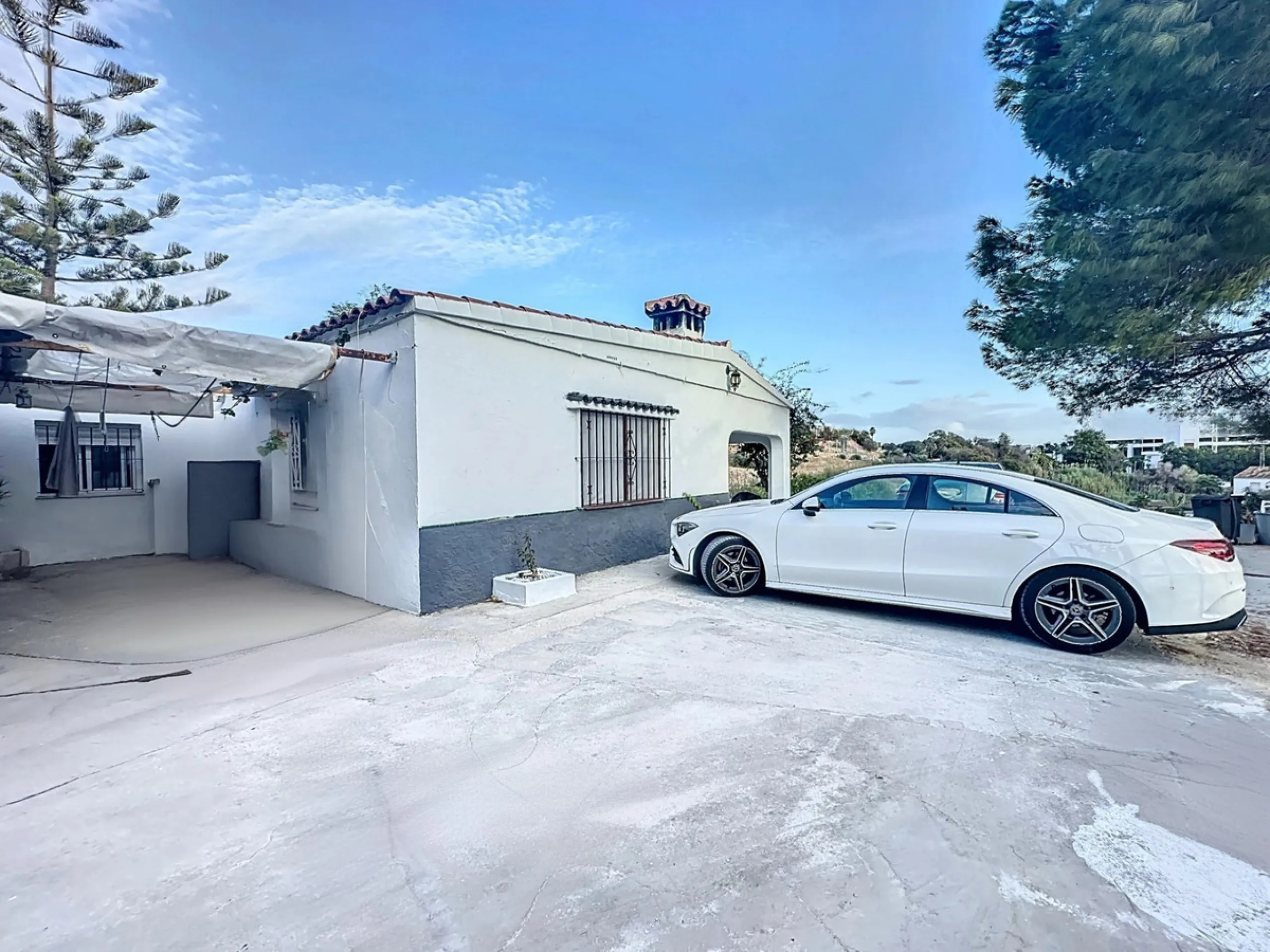 Located in the charming area of Seghers, in Estepona, this large rustic estate of 2,760 m² offers a unique opportunity to enjoy the tranquility of the countryside without giving up the proximity of essential services.