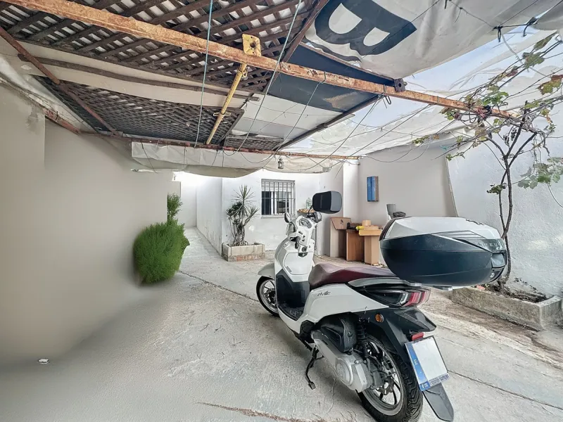 Located in the charming area of Seghers, in Estepona, this large rustic estate of 2,760 m² offers a unique opportunity to enjoy the tranquility of the countryside without giving up the proximity of essential services.