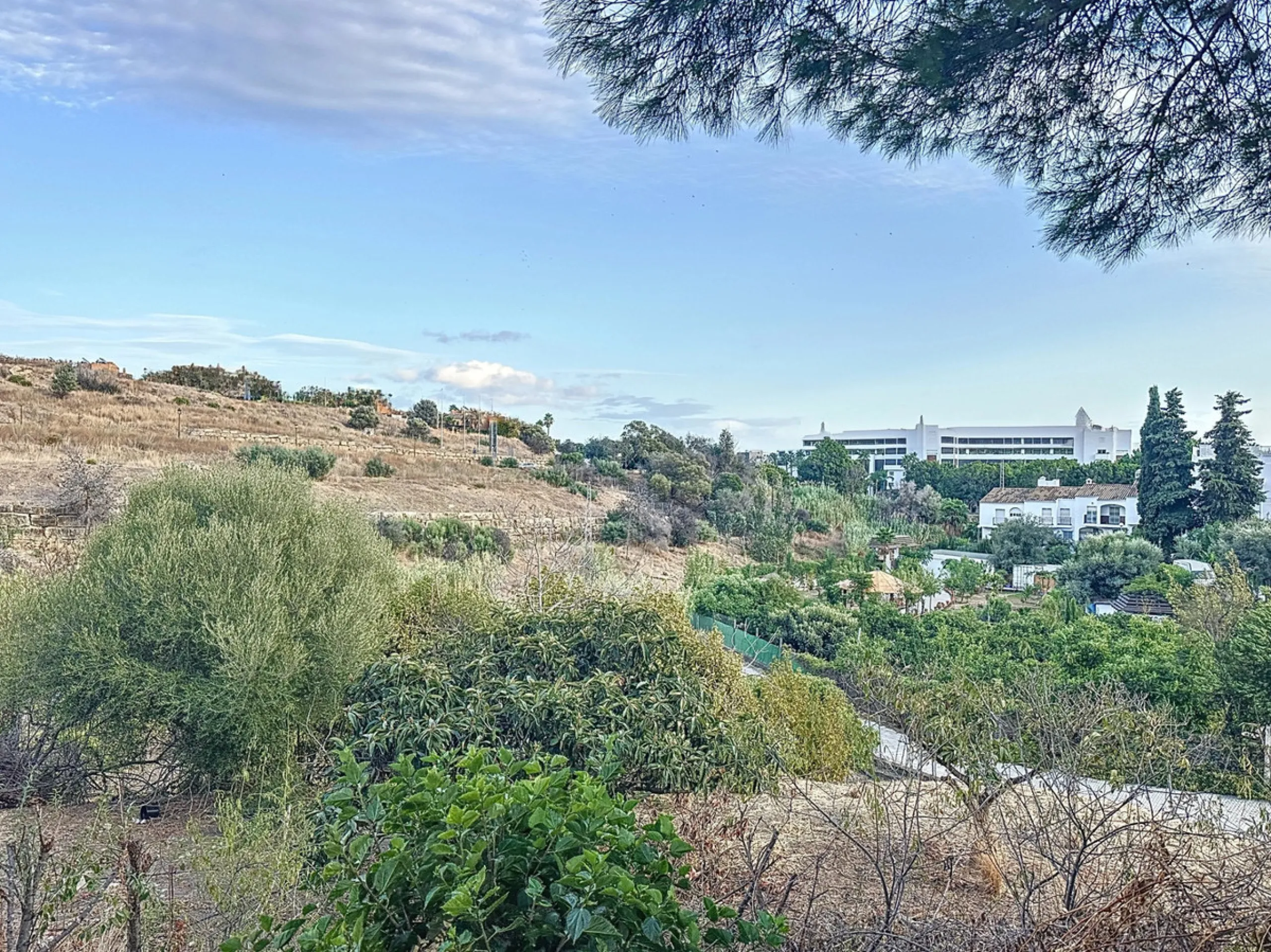 Located in the charming area of Seghers, in Estepona, this large rustic estate of 2,760 m² offers a unique opportunity to enjoy the tranquility of the countryside without giving up the proximity of essential services.