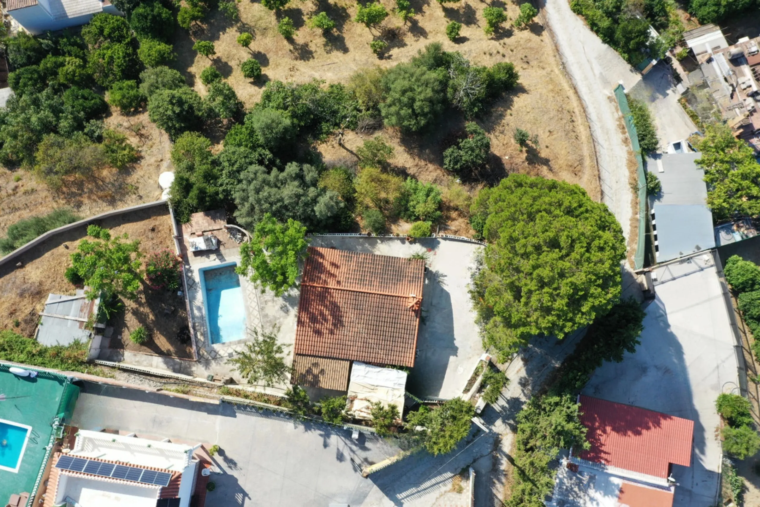 Located in the charming area of Seghers, in Estepona, this large rustic estate of 2,760 m² offers a unique opportunity to enjoy the tranquility of the countryside without giving up the proximity of essential services.