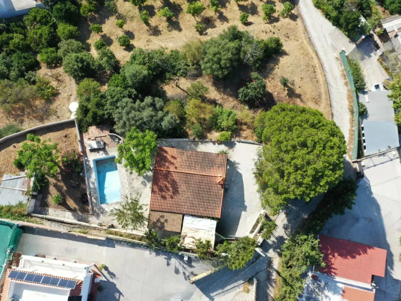 Located in the charming area of Seghers, in Estepona, this large rustic estate of 2,760 m² offers a unique opportunity to enjoy the tranquility of the countryside without giving up the proximity of essential services.
