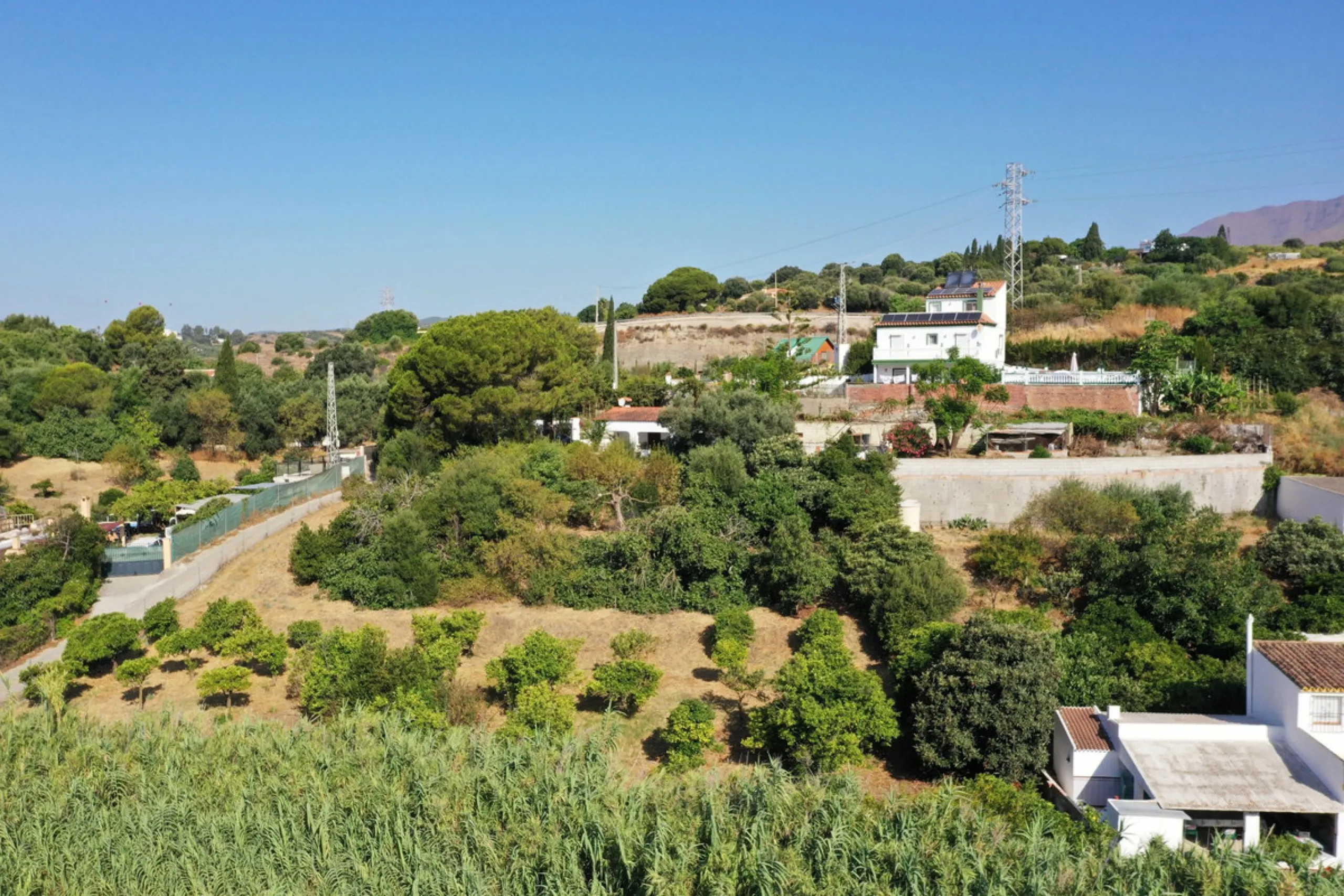 Located in the charming area of Seghers, in Estepona, this large rustic estate of 2,760 m² offers a unique opportunity to enjoy the tranquility of the countryside without giving up the proximity of essential services.