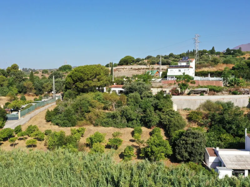 Located in the charming area of Seghers, in Estepona, this large rustic estate of 2,760 m² offers a unique opportunity to enjoy the tranquility of the countryside without giving up the proximity of essential services.