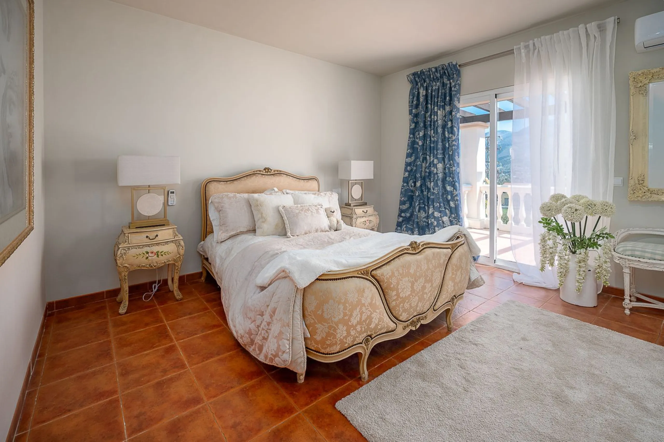 Beautiful detached villa in the outskirts of Coín set on a generous plot with a private pool and landscaped gardens, perfect for enjoying the Mediterranean lifestyle. Originally designed with 3 bedrooms, the property now offers 2 spacious bedrooms: one on