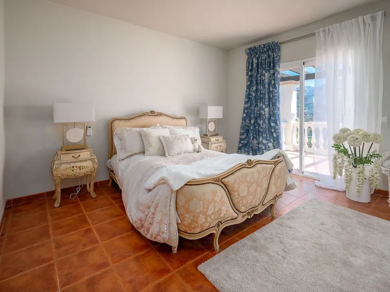 Beautiful detached villa in the outskirts of Coín set on a generous plot with a private pool and landscaped gardens, perfect for enjoying the Mediterranean lifestyle. Originally designed with 3 bedrooms, the property now offers 2 spacious bedrooms: one on