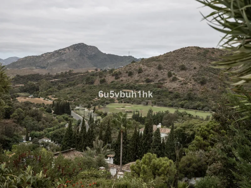 This is a very rare opportunity to purchase an elevated plot with golf, mountain and sea views located within the peaceful urbanisation of Puerto del Almendro. This contemporary villa project has been designed by renowned Marbella architect Cesar de Leyva