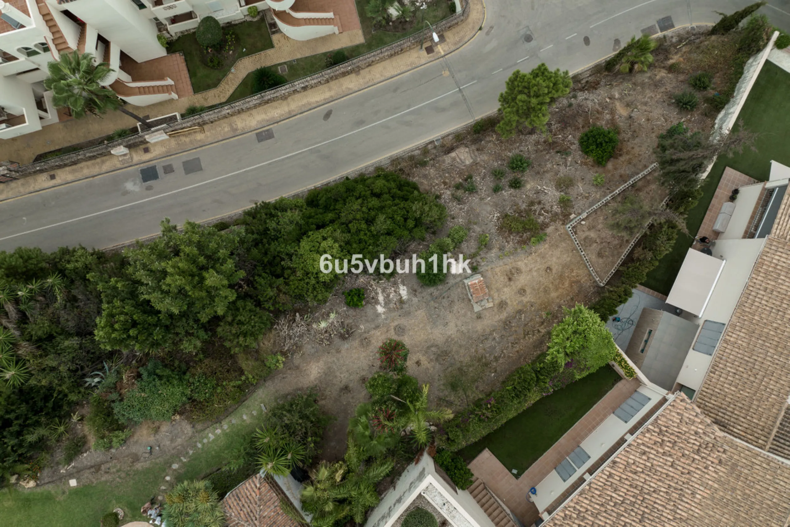 This is a very rare opportunity to purchase an elevated plot with golf, mountain and sea views located within the peaceful urbanisation of Puerto del Almendro. This contemporary villa project has been designed by renowned Marbella architect Cesar de Leyva