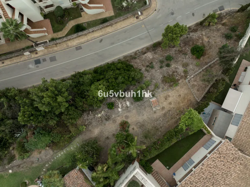 This is a very rare opportunity to purchase an elevated plot with golf, mountain and sea views located within the peaceful urbanisation of Puerto del Almendro. This contemporary villa project has been designed by renowned Marbella architect Cesar de Leyva