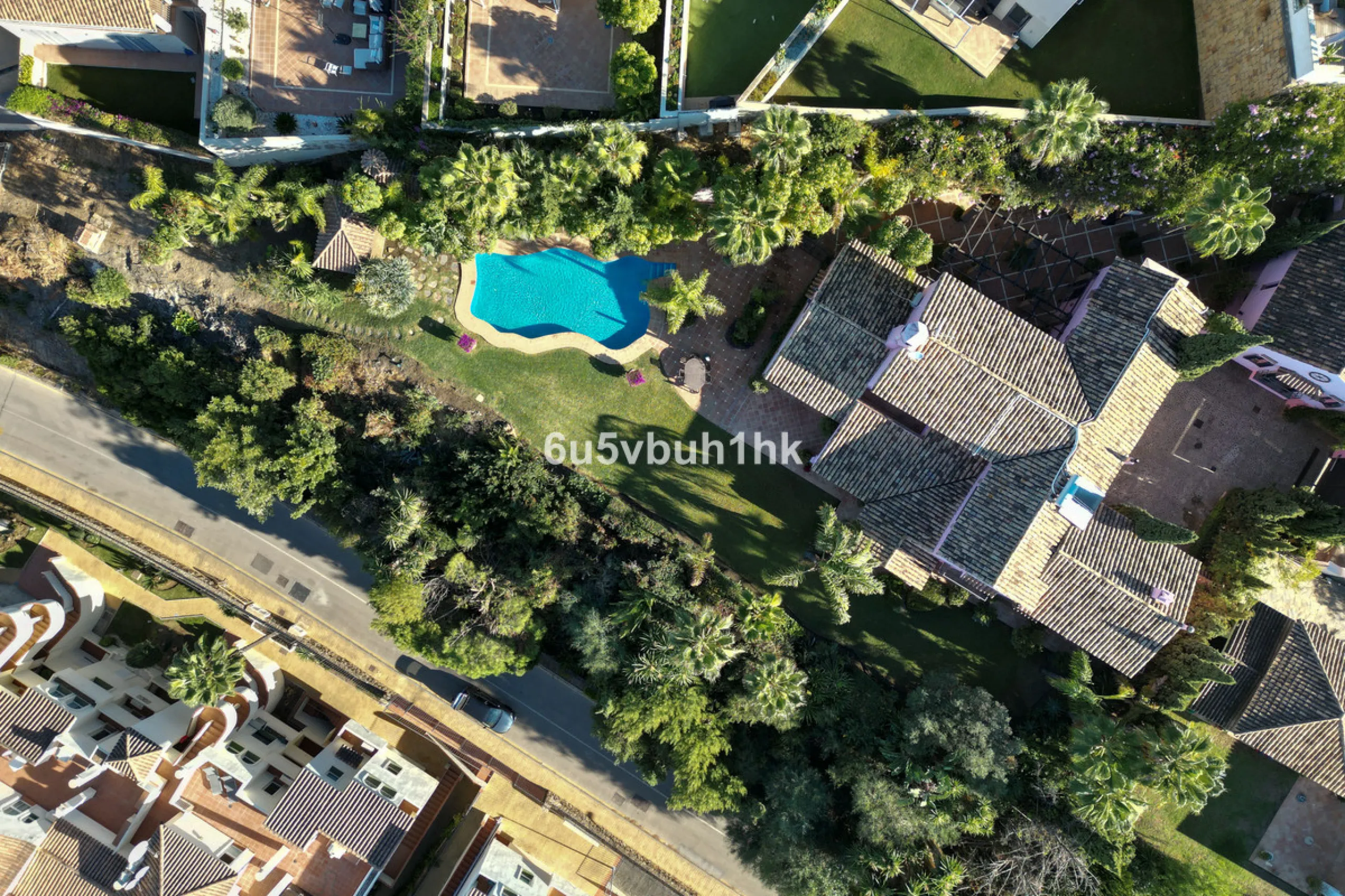 This is a very rare opportunity to purchase an elevated plot with golf, mountain and sea views located within the peaceful urbanisation of Puerto del Almendro. This contemporary villa project has been designed by renowned Marbella architect Cesar de Leyva