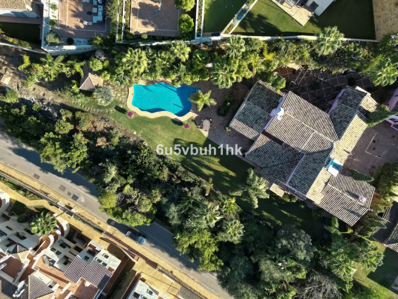 This is a very rare opportunity to purchase an elevated plot with golf, mountain and sea views located within the peaceful urbanisation of Puerto del Almendro. This contemporary villa project has been designed by renowned Marbella architect Cesar de Leyva
