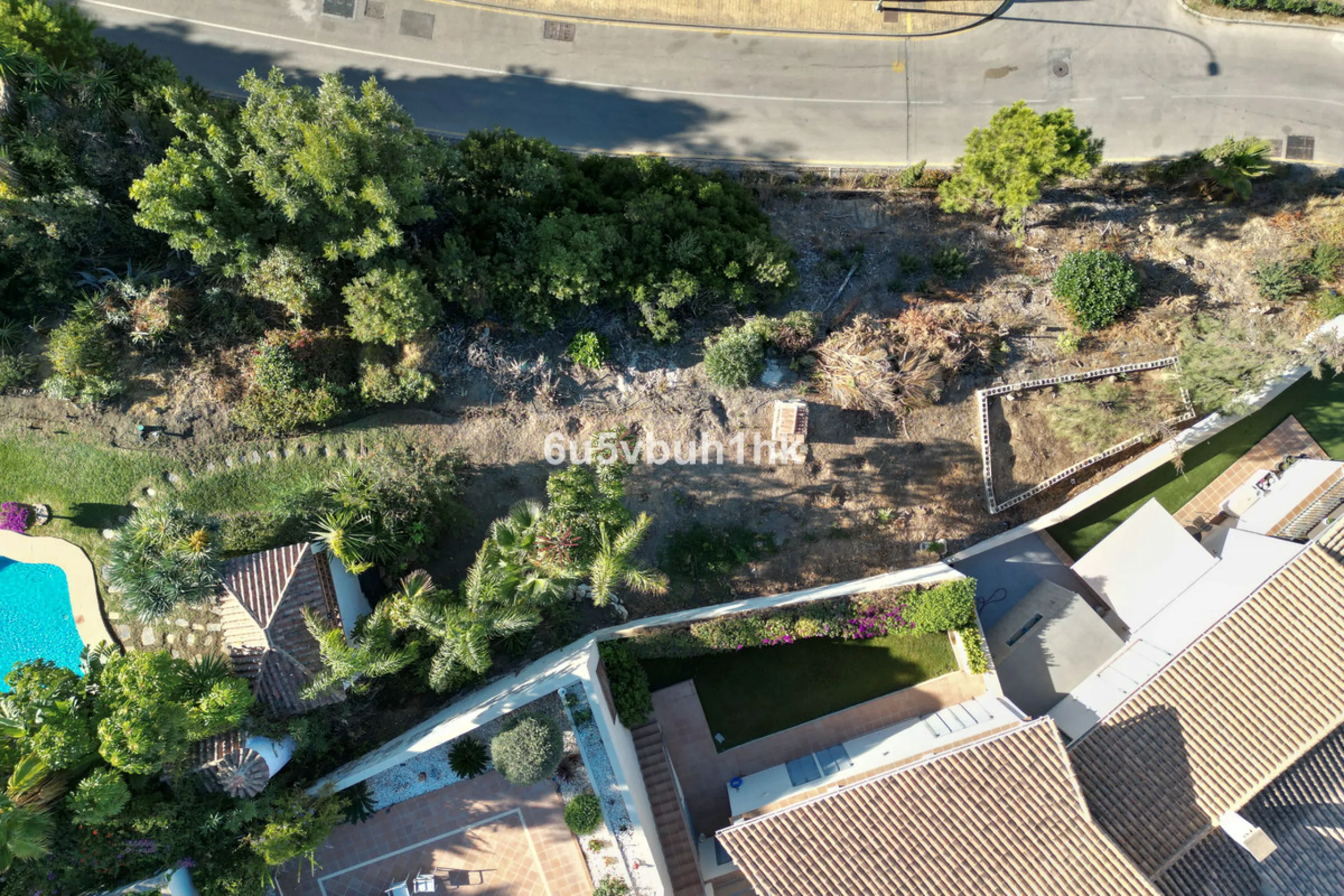 This is a very rare opportunity to purchase an elevated plot with golf, mountain and sea views located within the peaceful urbanisation of Puerto del Almendro. This contemporary villa project has been designed by renowned Marbella architect Cesar de Leyva