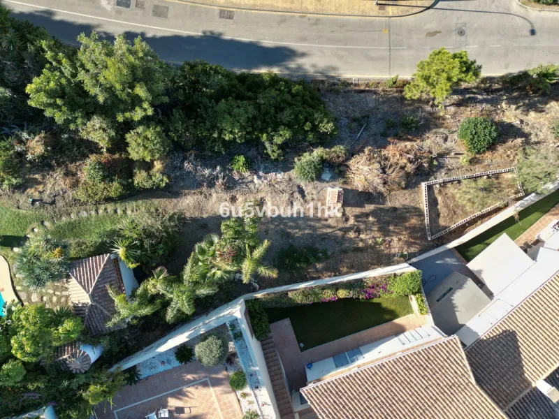This is a very rare opportunity to purchase an elevated plot with golf, mountain and sea views located within the peaceful urbanisation of Puerto del Almendro. This contemporary villa project has been designed by renowned Marbella architect Cesar de Leyva