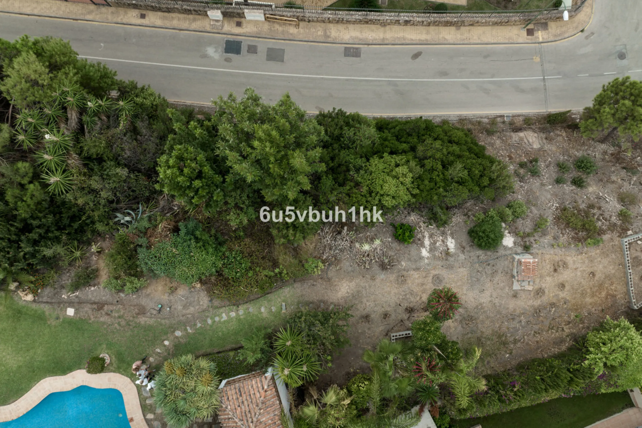 This is a very rare opportunity to purchase an elevated plot with golf, mountain and sea views located within the peaceful urbanisation of Puerto del Almendro. This contemporary villa project has been designed by renowned Marbella architect Cesar de Leyva
