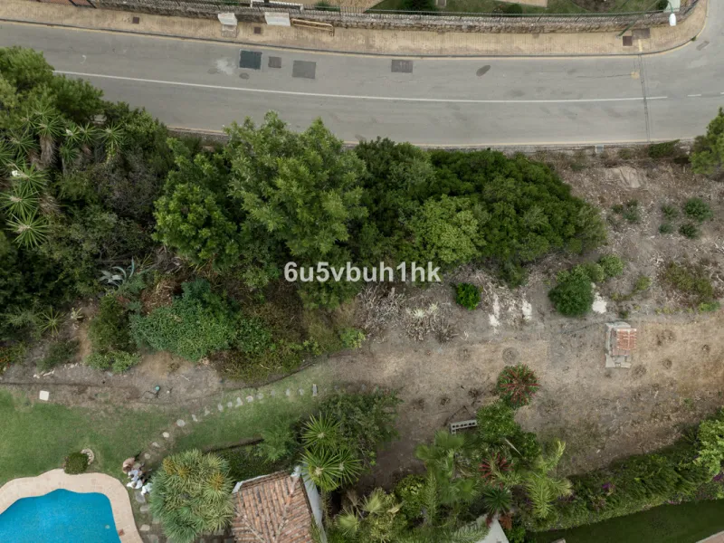 This is a very rare opportunity to purchase an elevated plot with golf, mountain and sea views located within the peaceful urbanisation of Puerto del Almendro. This contemporary villa project has been designed by renowned Marbella architect Cesar de Leyva