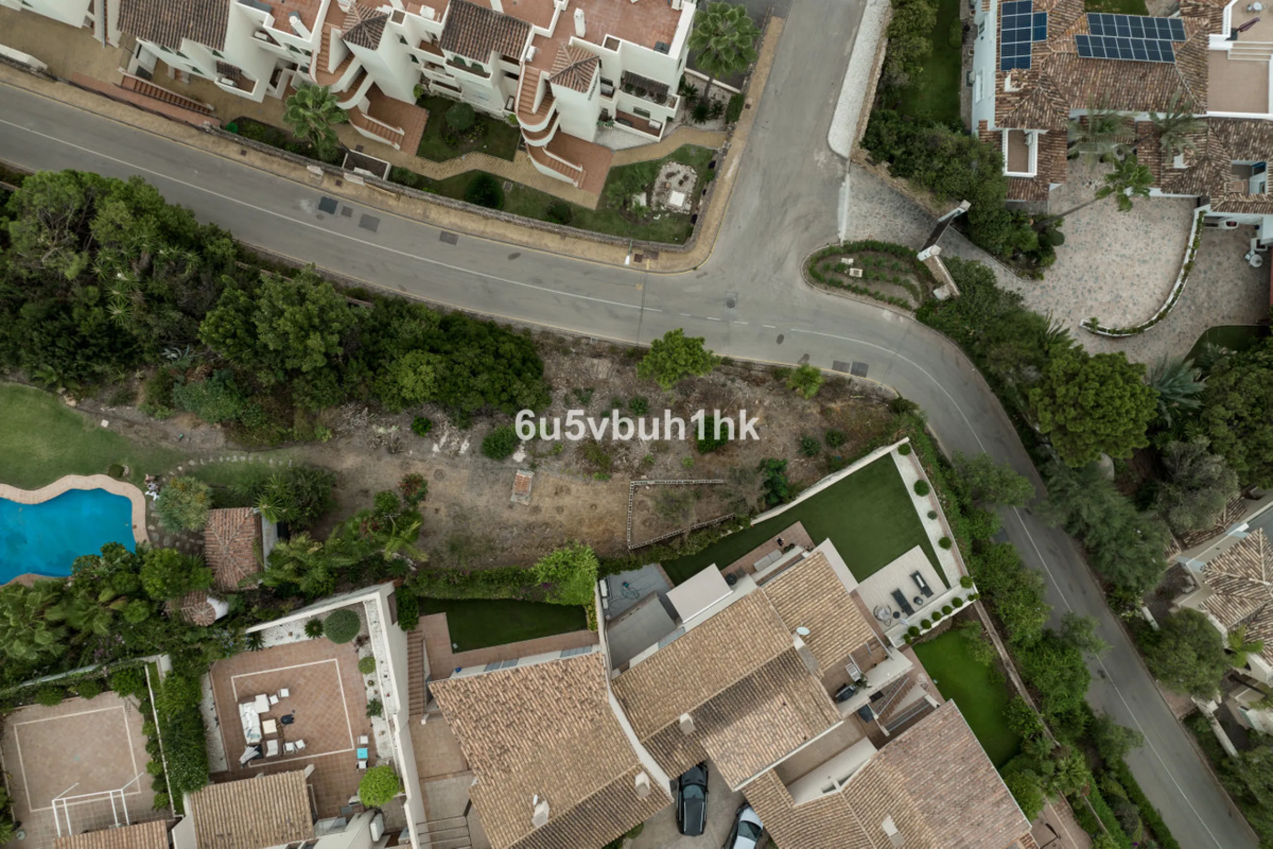 This is a very rare opportunity to purchase an elevated plot with golf, mountain and sea views located within the peaceful urbanisation of Puerto del Almendro. This contemporary villa project has been designed by renowned Marbella architect Cesar de Leyva