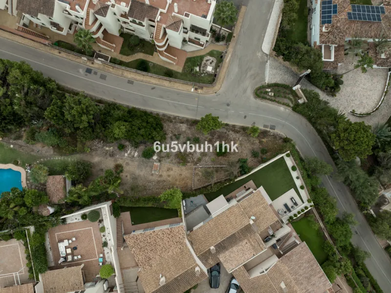This is a very rare opportunity to purchase an elevated plot with golf, mountain and sea views located within the peaceful urbanisation of Puerto del Almendro. This contemporary villa project has been designed by renowned Marbella architect Cesar de Leyva