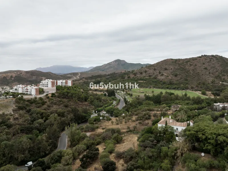 This is a very rare opportunity to purchase an elevated plot with golf, mountain and sea views located within the peaceful urbanisation of Puerto del Almendro. This contemporary villa project has been designed by renowned Marbella architect Cesar de Leyva