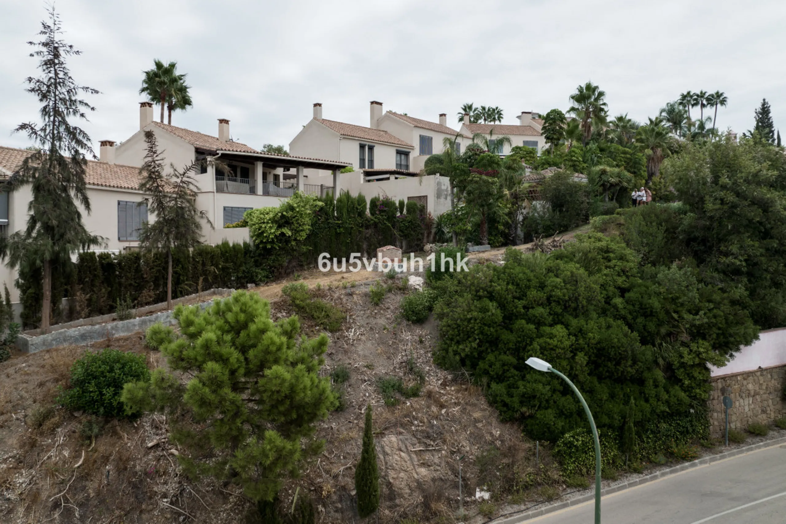 This is a very rare opportunity to purchase an elevated plot with golf, mountain and sea views located within the peaceful urbanisation of Puerto del Almendro. This contemporary villa project has been designed by renowned Marbella architect Cesar de Leyva
