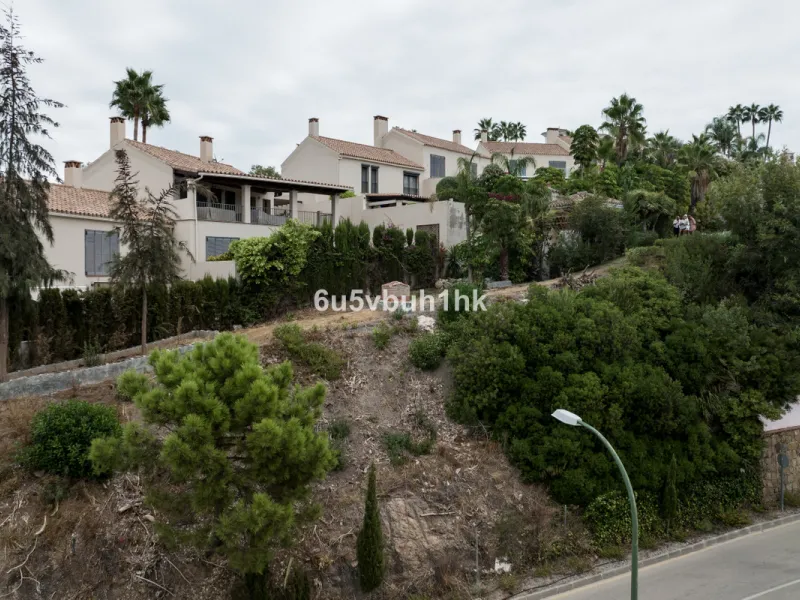 This is a very rare opportunity to purchase an elevated plot with golf, mountain and sea views located within the peaceful urbanisation of Puerto del Almendro. This contemporary villa project has been designed by renowned Marbella architect Cesar de Leyva