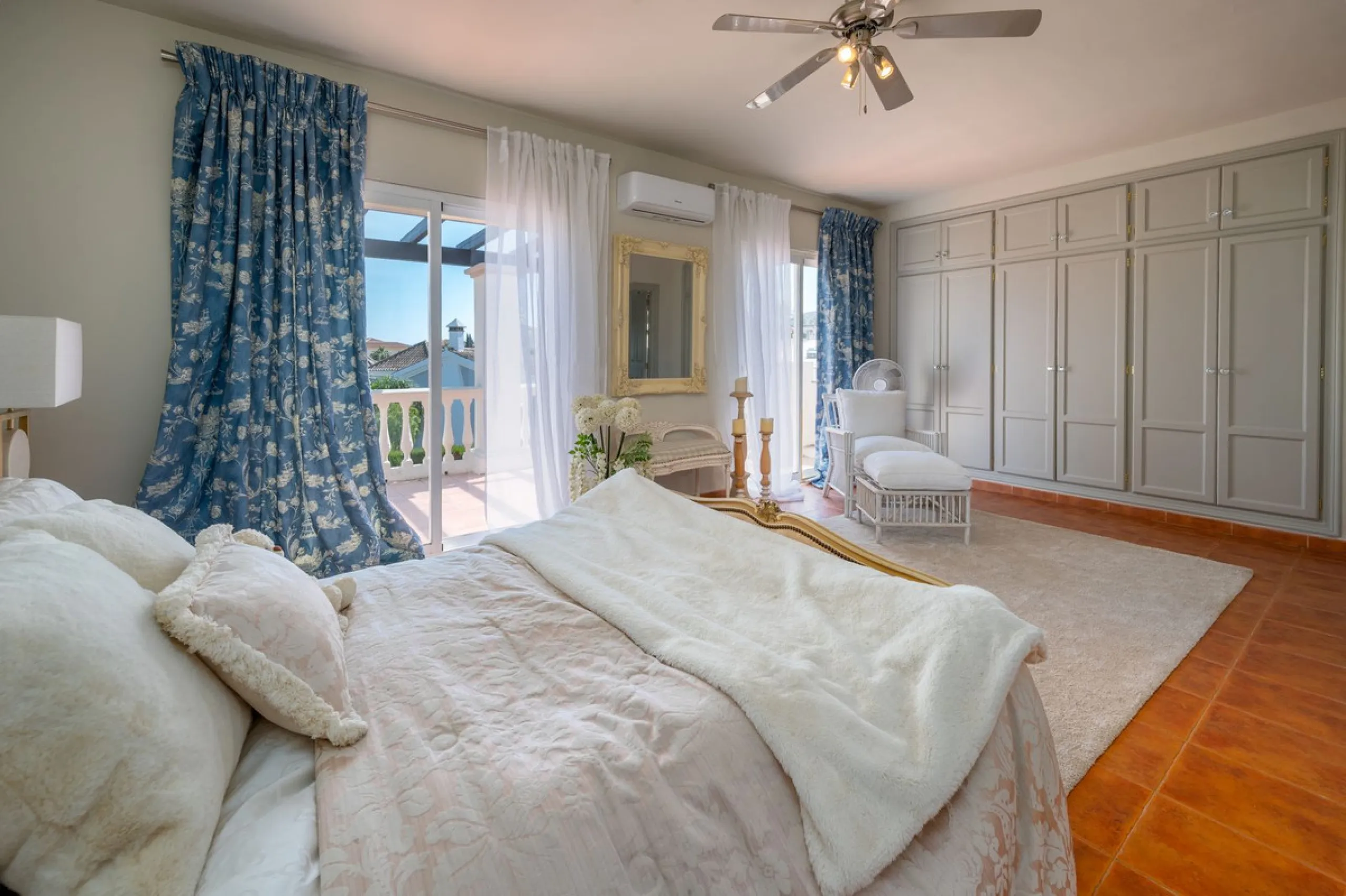 Beautiful detached villa in the outskirts of Coín set on a generous plot with a private pool and landscaped gardens, perfect for enjoying the Mediterranean lifestyle. Originally designed with 3 bedrooms, the property now offers 2 spacious bedrooms: one on