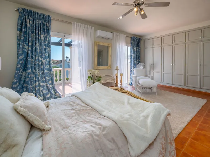 Beautiful detached villa in the outskirts of Coín set on a generous plot with a private pool and landscaped gardens, perfect for enjoying the Mediterranean lifestyle. Originally designed with 3 bedrooms, the property now offers 2 spacious bedrooms: one on