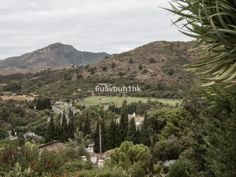This is a very rare opportunity to purchase an elevated plot with golf, mountain and sea views located within the peaceful urbanisation of Puerto del Almendro. This contemporary villa project has been designed by renowned Marbella architect Cesar de Leyva