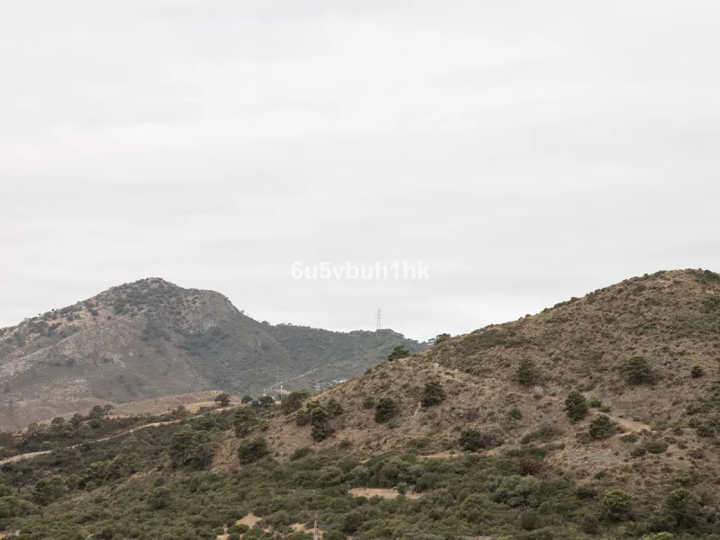 This is a very rare opportunity to purchase an elevated plot with golf, mountain and sea views located within the peaceful urbanisation of Puerto del Almendro. This contemporary villa project has been designed by renowned Marbella architect Cesar de Leyva