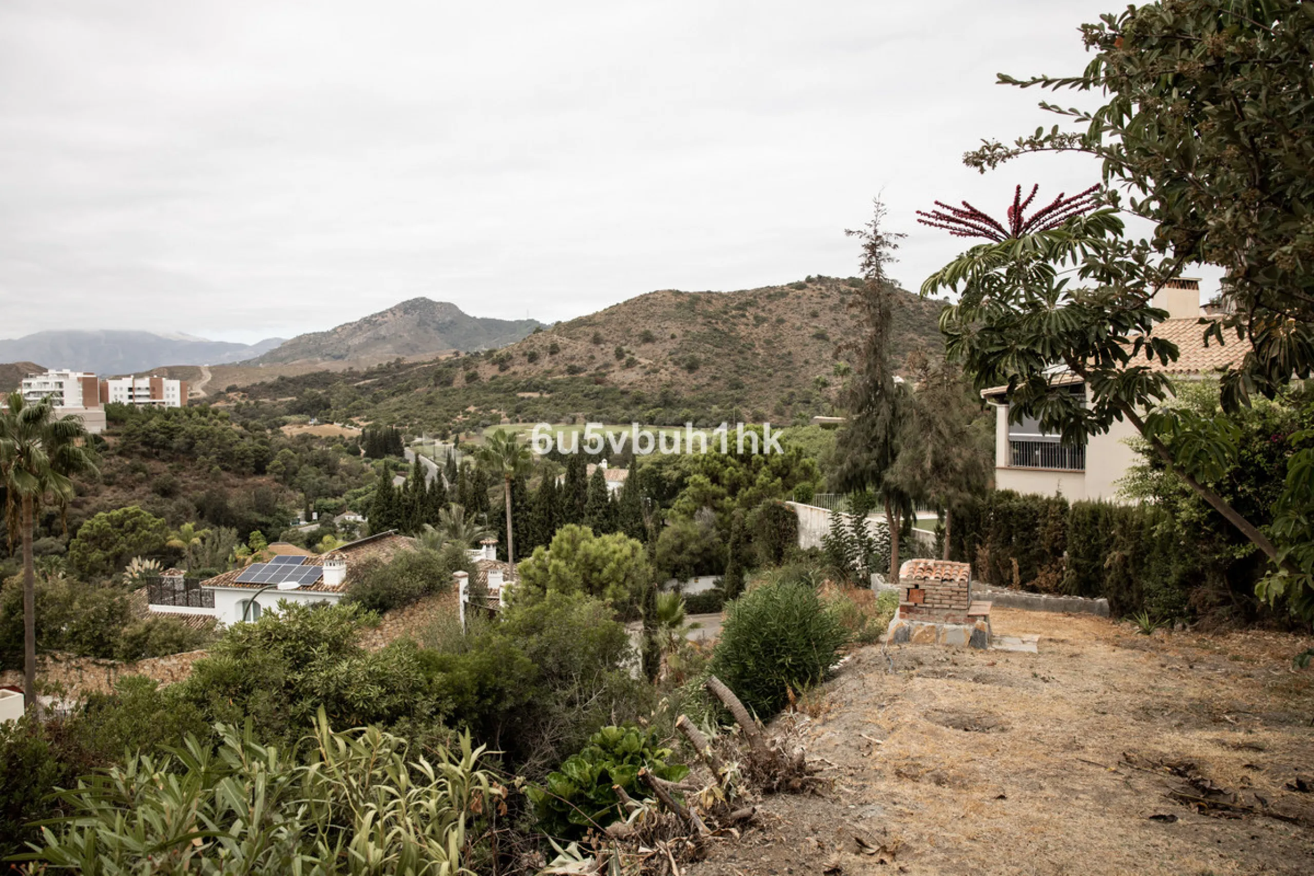 This is a very rare opportunity to purchase an elevated plot with golf, mountain and sea views located within the peaceful urbanisation of Puerto del Almendro. This contemporary villa project has been designed by renowned Marbella architect Cesar de Leyva