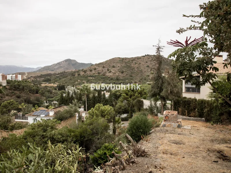 This is a very rare opportunity to purchase an elevated plot with golf, mountain and sea views located within the peaceful urbanisation of Puerto del Almendro. This contemporary villa project has been designed by renowned Marbella architect Cesar de Leyva