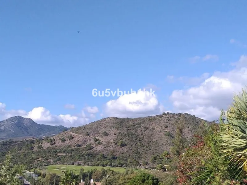 This is a very rare opportunity to purchase an elevated plot with golf, mountain and sea views located within the peaceful urbanisation of Puerto del Almendro. This contemporary villa project has been designed by renowned Marbella architect Cesar de Leyva
