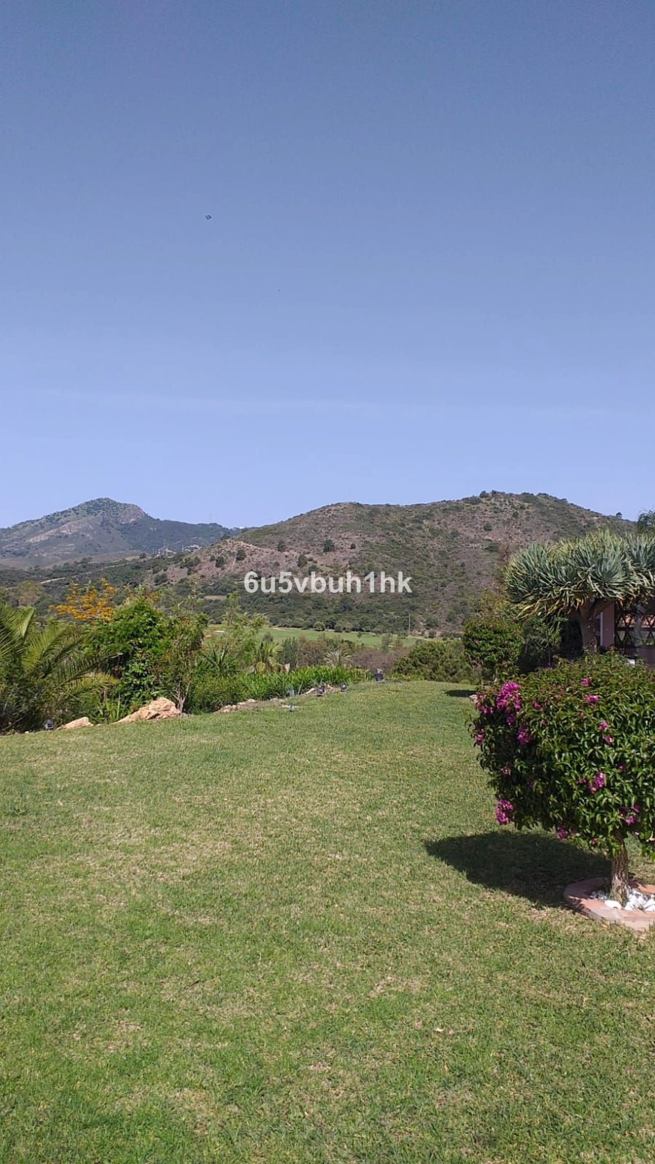 This is a very rare opportunity to purchase an elevated plot with golf, mountain and sea views located within the peaceful urbanisation of Puerto del Almendro. This contemporary villa project has been designed by renowned Marbella architect Cesar de Leyva
