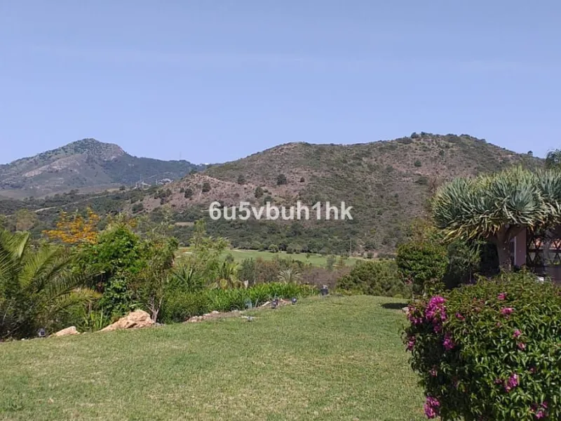 This is a very rare opportunity to purchase an elevated plot with golf, mountain and sea views located within the peaceful urbanisation of Puerto del Almendro. This contemporary villa project has been designed by renowned Marbella architect Cesar de Leyva