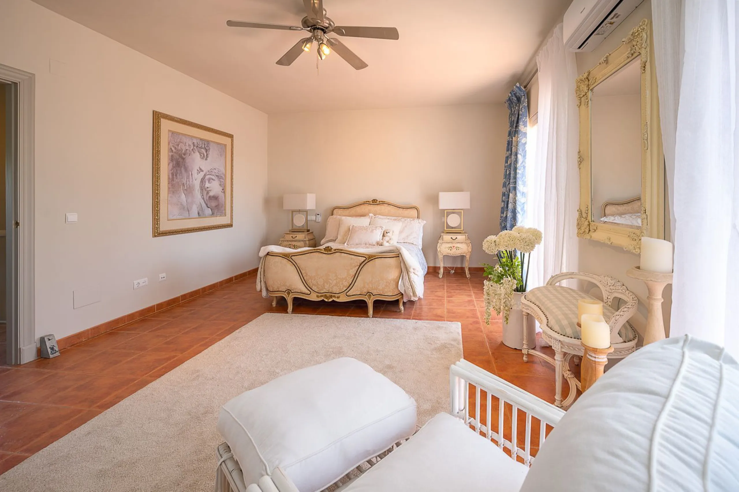 Beautiful detached villa in the outskirts of Coín set on a generous plot with a private pool and landscaped gardens, perfect for enjoying the Mediterranean lifestyle. Originally designed with 3 bedrooms, the property now offers 2 spacious bedrooms: one on