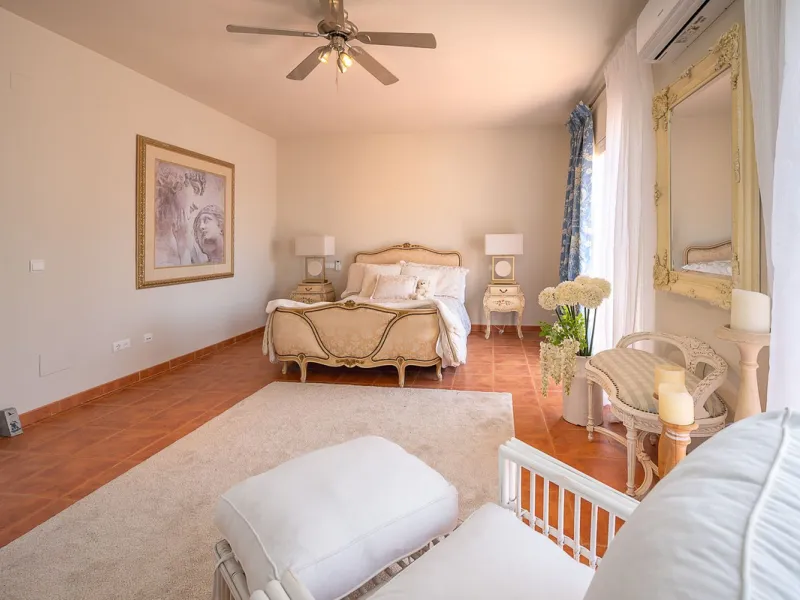 Beautiful detached villa in the outskirts of Coín set on a generous plot with a private pool and landscaped gardens, perfect for enjoying the Mediterranean lifestyle. Originally designed with 3 bedrooms, the property now offers 2 spacious bedrooms: one on