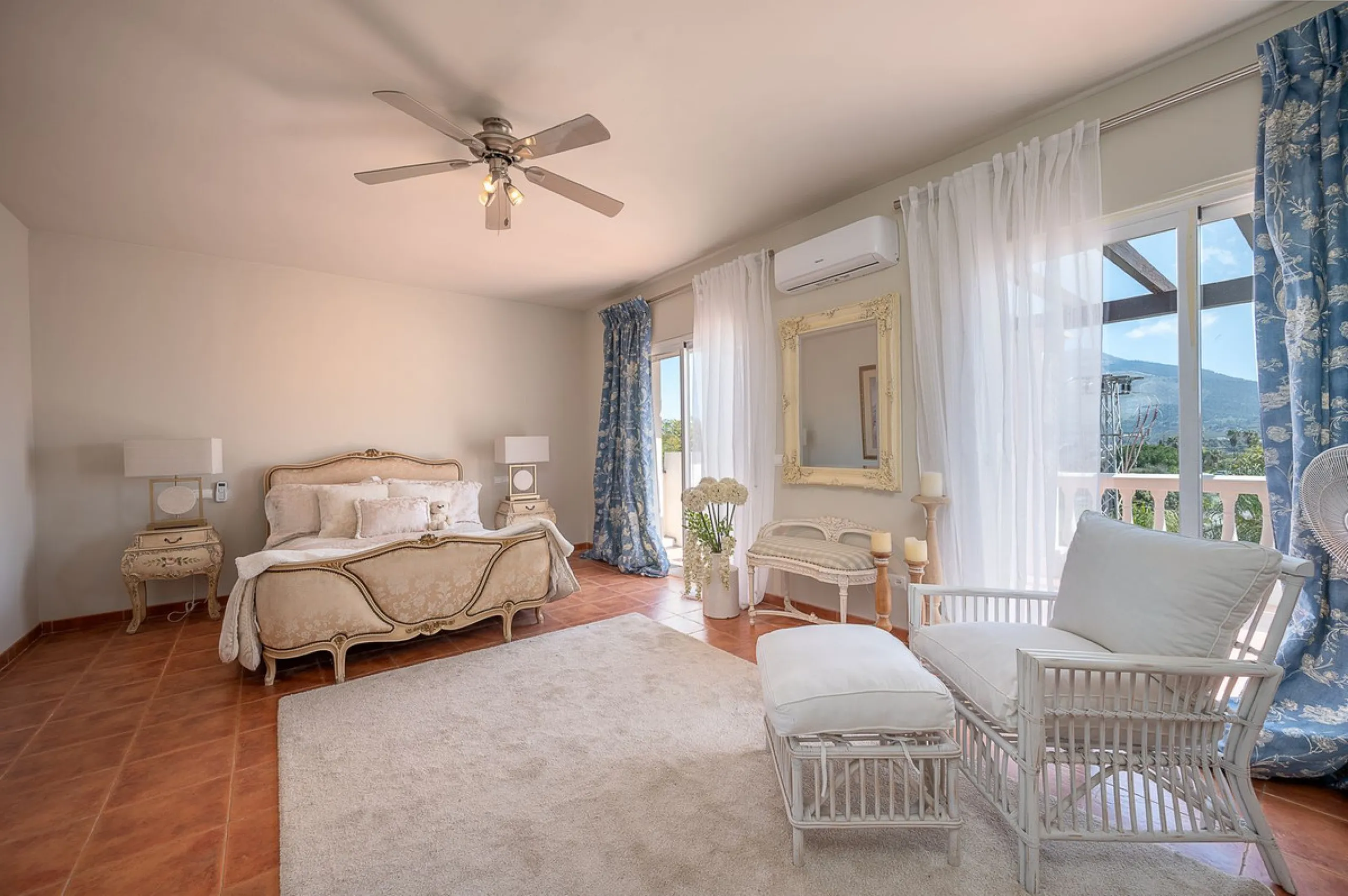 Beautiful detached villa in the outskirts of Coín set on a generous plot with a private pool and landscaped gardens, perfect for enjoying the Mediterranean lifestyle. Originally designed with 3 bedrooms, the property now offers 2 spacious bedrooms: one on