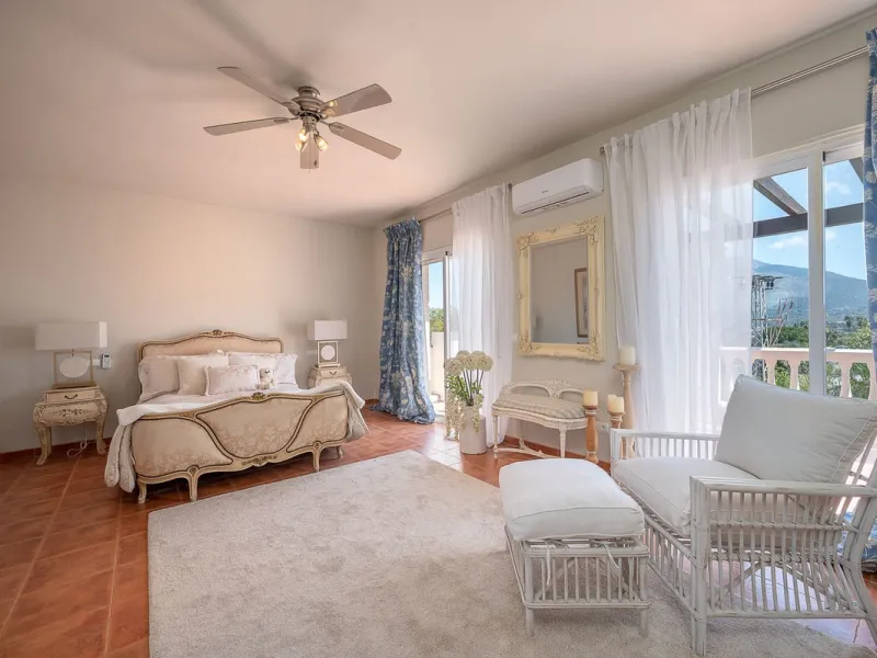 Beautiful detached villa in the outskirts of Coín set on a generous plot with a private pool and landscaped gardens, perfect for enjoying the Mediterranean lifestyle. Originally designed with 3 bedrooms, the property now offers 2 spacious bedrooms: one on