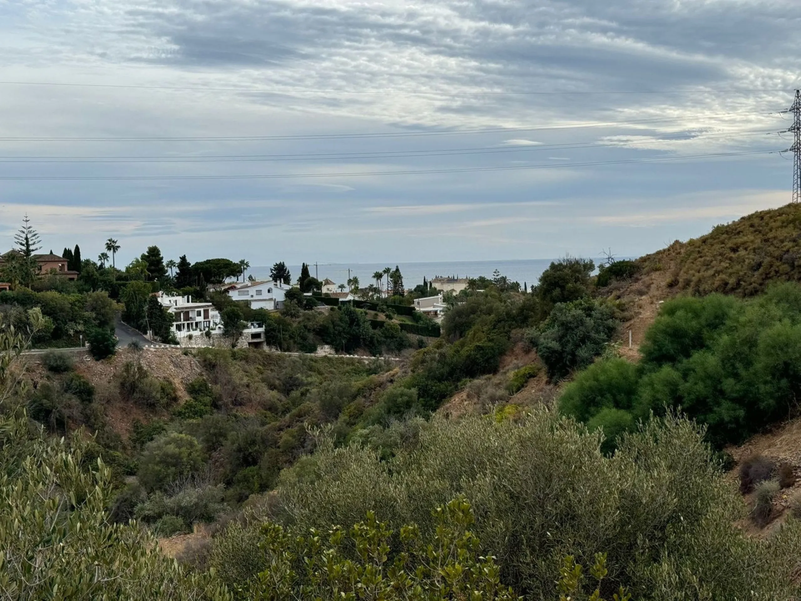 Seize this exceptional opportunity to create your dream home in the prestigious neighborhood of El Rosario, Marbella. This 1,574 m² plot comes with approved planning permission for a luxurious 473 m² villa, making it an ideal investment for those looking 