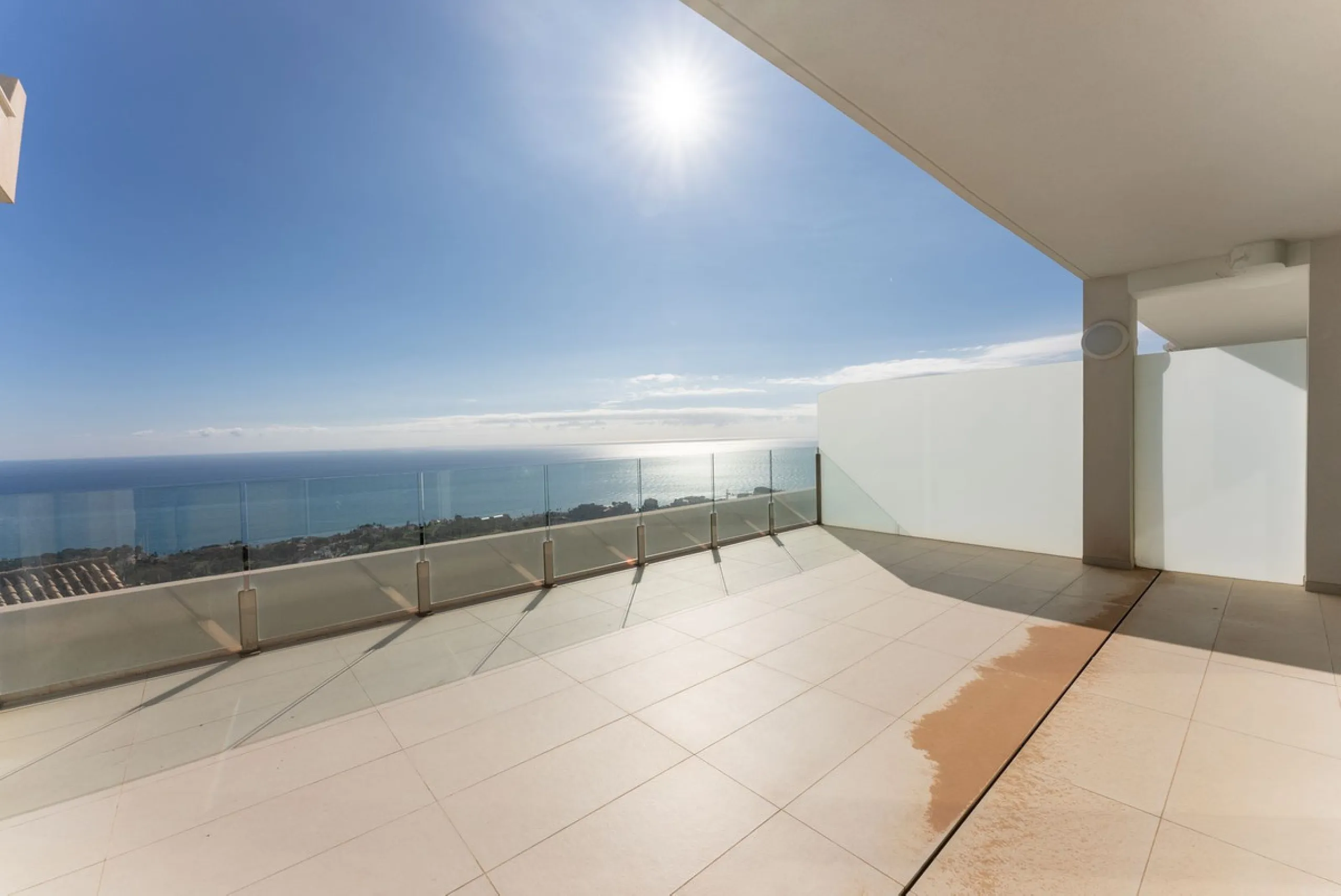 Brand new south facing penthouse duplex, located in an exclusive urbanization. The property consists of hall, 2 bedrooms with built-in wardrobes and electric blinds, guest bathroom, open plan kitchen fully furnished and equipped with electricial appliance