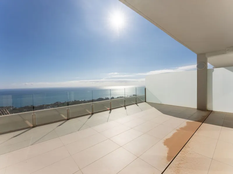 Brand new south facing penthouse duplex, located in an exclusive urbanization. The property consists of hall, 2 bedrooms with built-in wardrobes and electric blinds, guest bathroom, open plan kitchen fully furnished and equipped with electricial appliance