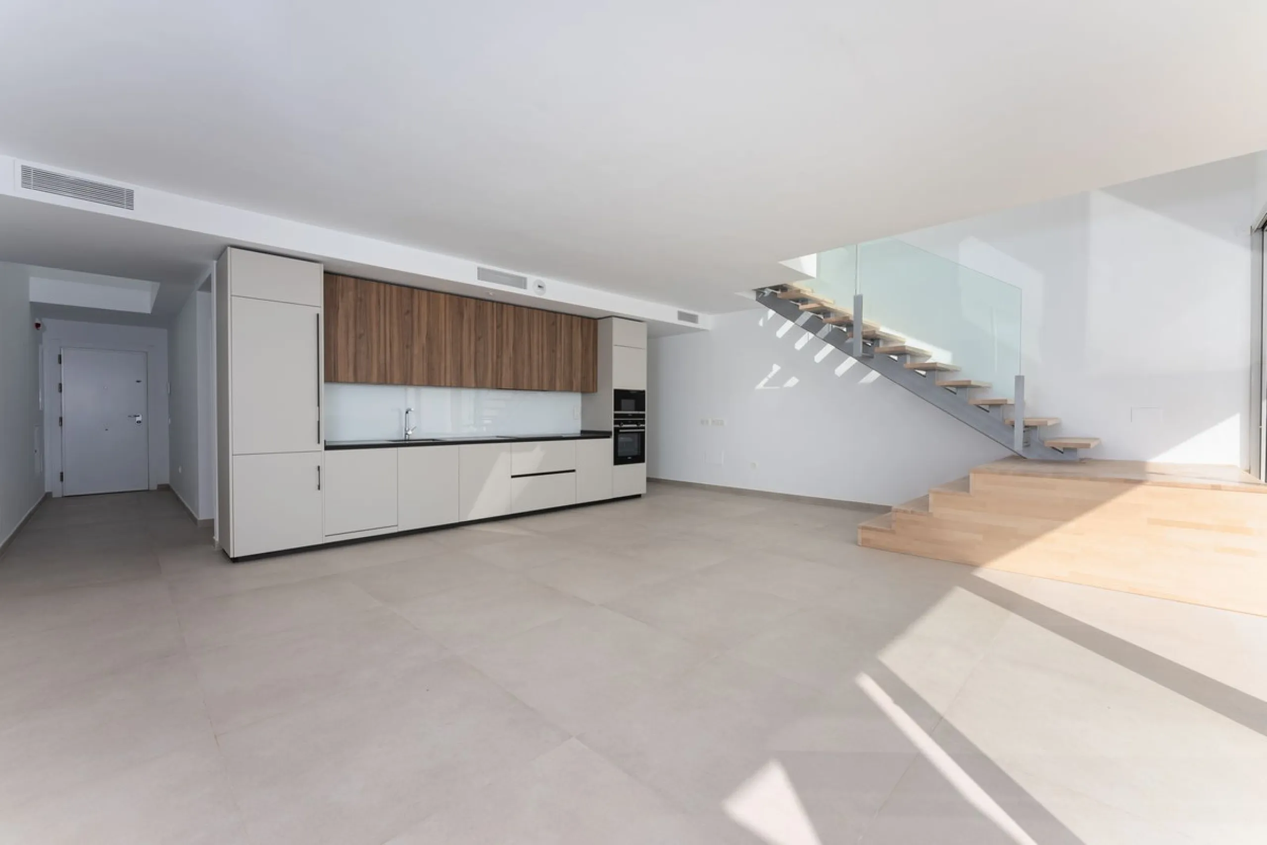 Brand new south facing penthouse duplex, located in an exclusive urbanization. The property consists of hall, 2 bedrooms with built-in wardrobes and electric blinds, guest bathroom, open plan kitchen fully furnished and equipped with electricial appliance