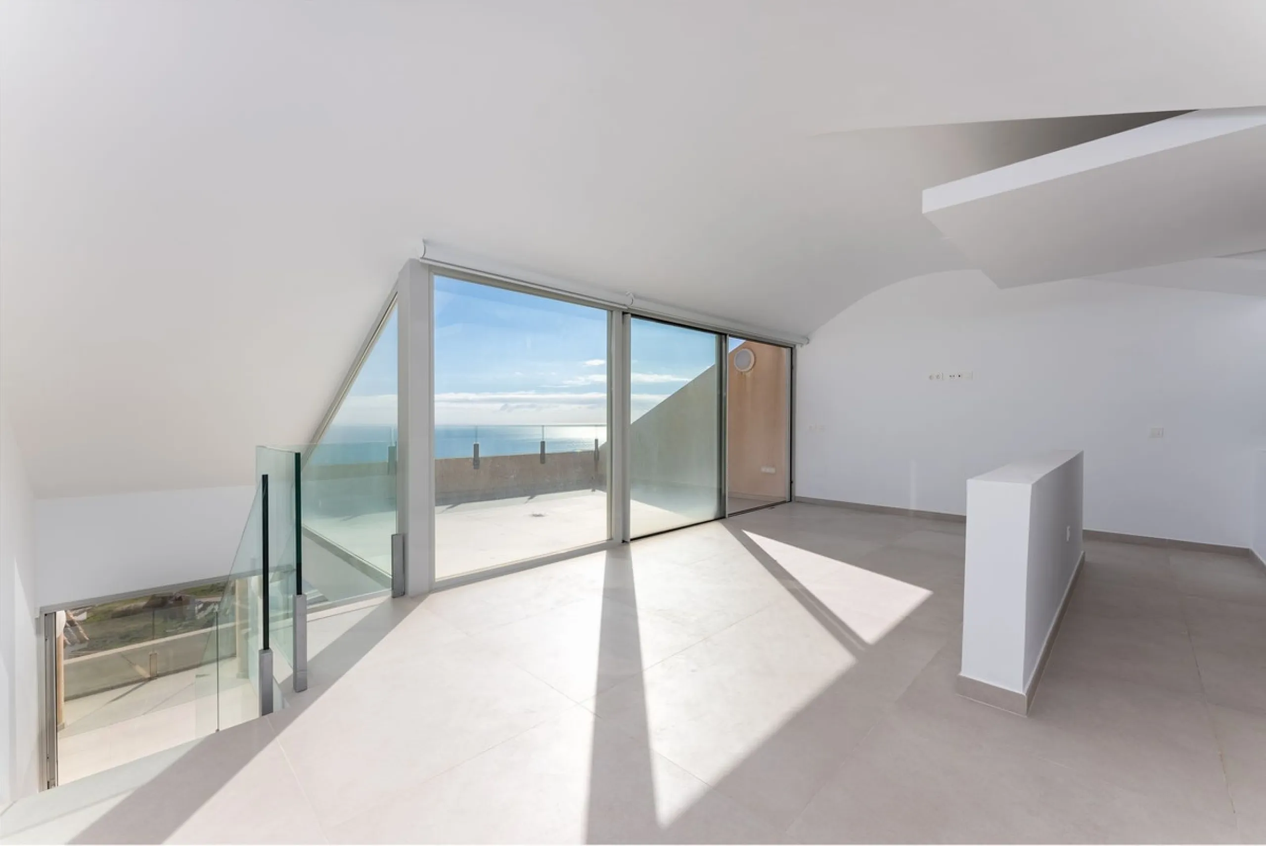 Brand new south facing penthouse duplex, located in an exclusive urbanization. The property consists of hall, 2 bedrooms with built-in wardrobes and electric blinds, guest bathroom, open plan kitchen fully furnished and equipped with electricial appliance