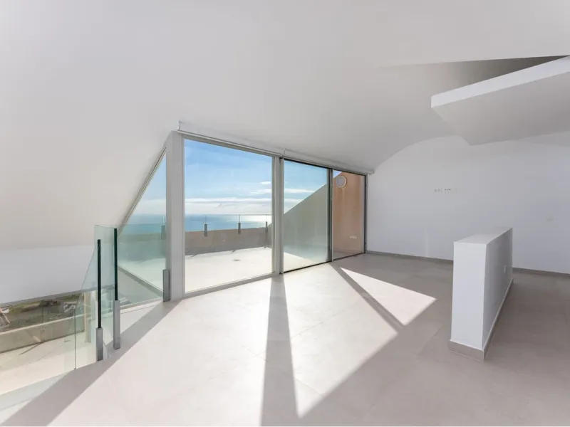 Brand new south facing penthouse duplex, located in an exclusive urbanization. The property consists of hall, 2 bedrooms with built-in wardrobes and electric blinds, guest bathroom, open plan kitchen fully furnished and equipped with electricial appliance