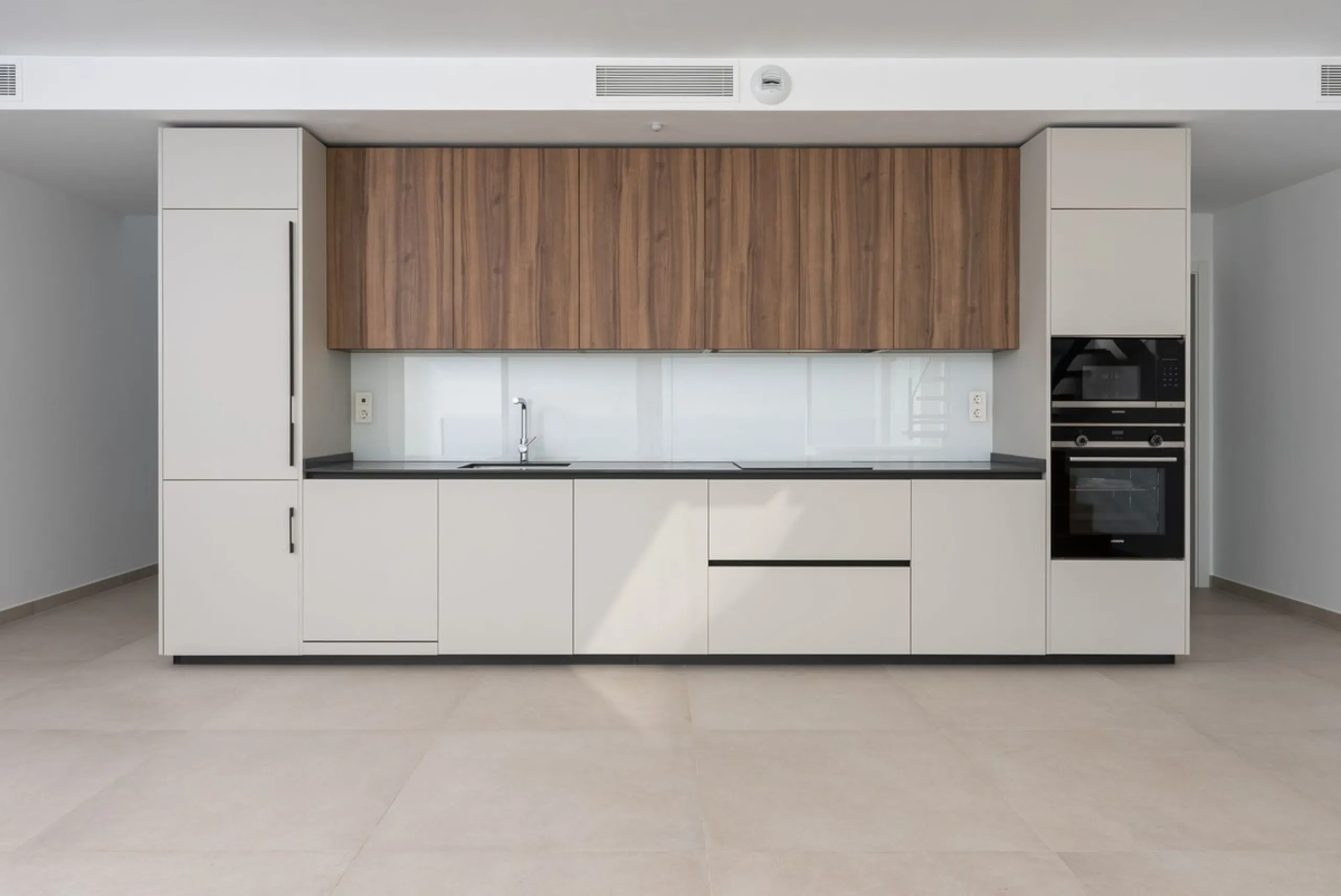 Brand new south facing penthouse duplex, located in an exclusive urbanization. The property consists of hall, 2 bedrooms with built-in wardrobes and electric blinds, guest bathroom, open plan kitchen fully furnished and equipped with electricial appliance